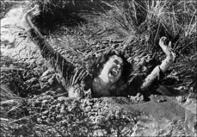 Imagem de um filme no qual uma mulher é “engolida” pela areia movediça